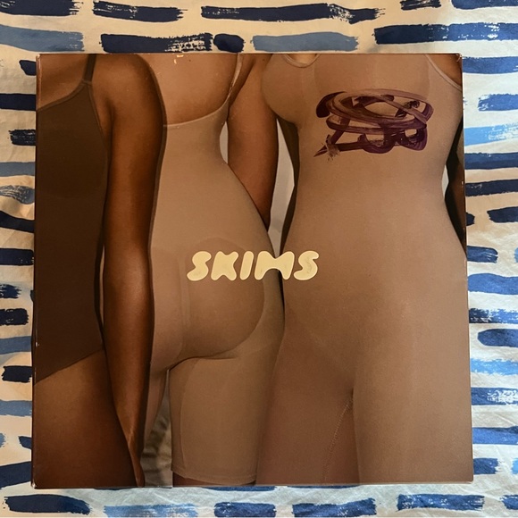 SKIMS Sculpting Bodysuit Mid Thigh with Open Gusset, L/XL, Clay - Picture 6 of 8